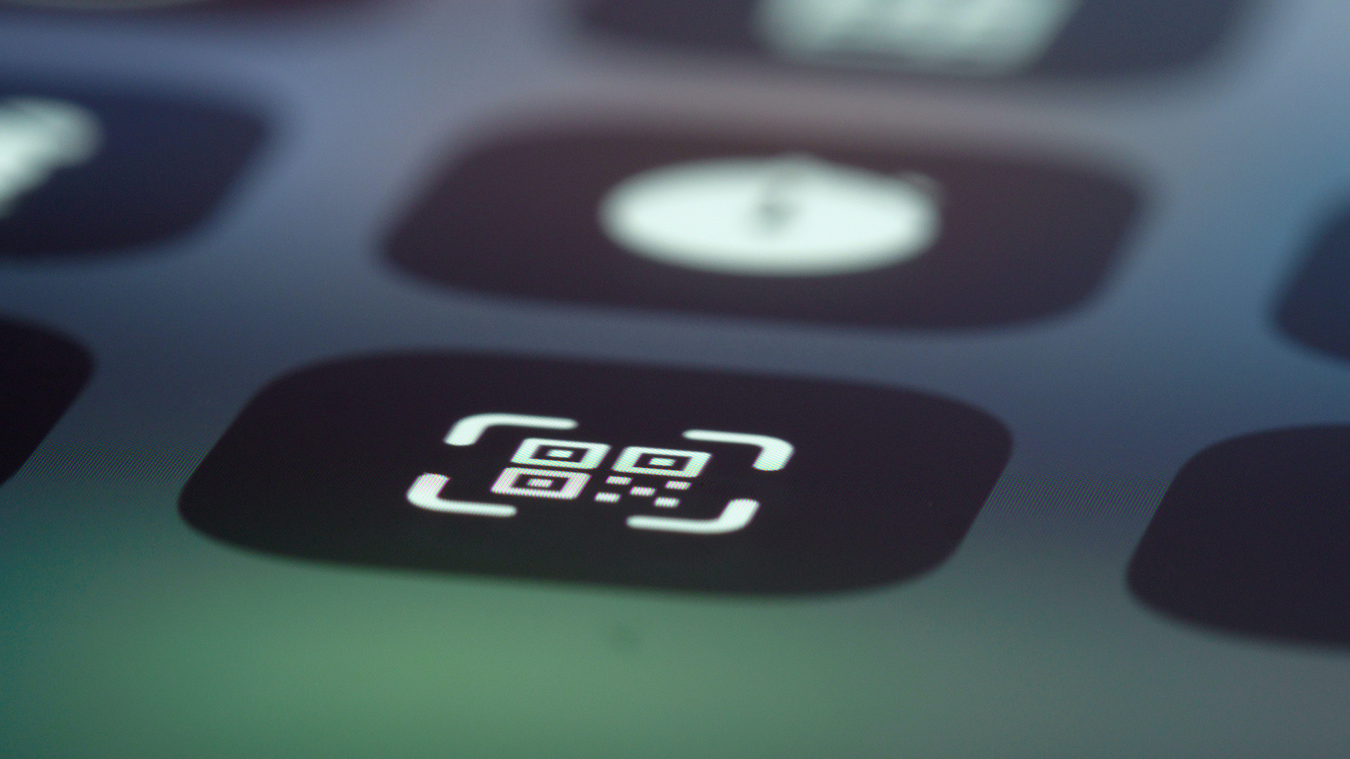 Das Bild zeigt eine Nahaufnahme eines Handys, auf dem ein QR-Code-Icon zu sehen ist. Schon bald soll das E-Rezept für Privatversicherte starten, dann reicht eine App der Krankenkasse und ein QR-Code, um Rezepte digital auszustellen und einzulösen.