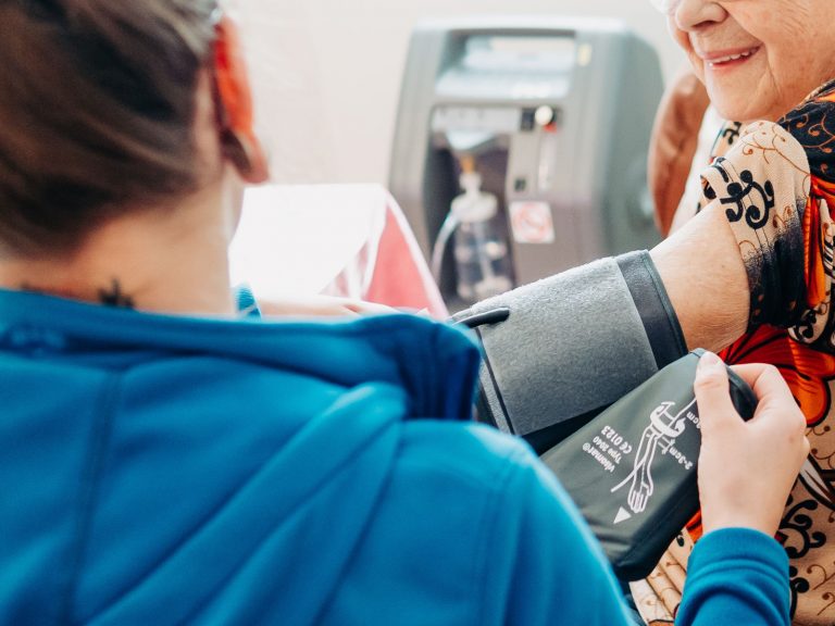 Eine Mitarbeiterin von solitas misst den Blutdruck bei einer Klientin. Das Gesetz zur Pflegefachassistenz soll die Ausbildung in der Pflege vereinheitlichen.