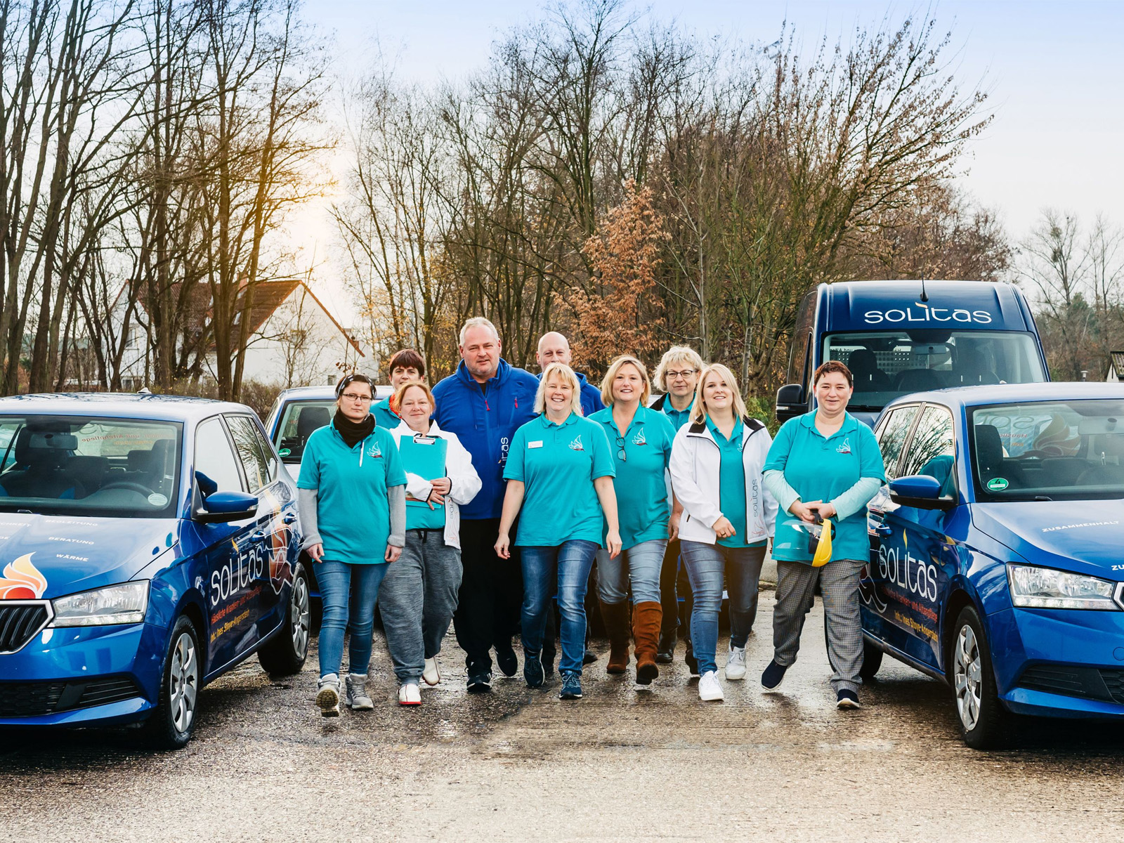 Das Team von Solitas sowie einige Firmenfahrzeuge. Solitas hat große Zukunftspläne für 2026 und die Folgejahre.