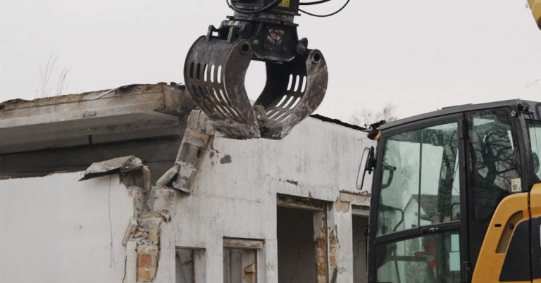 Bagger beim Abriss eines alten Garagenkomplexes