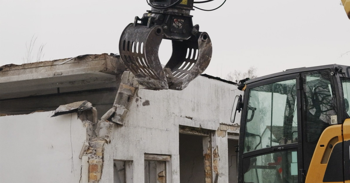 Bagger beim Abriss eines alten Garagenkomplexes