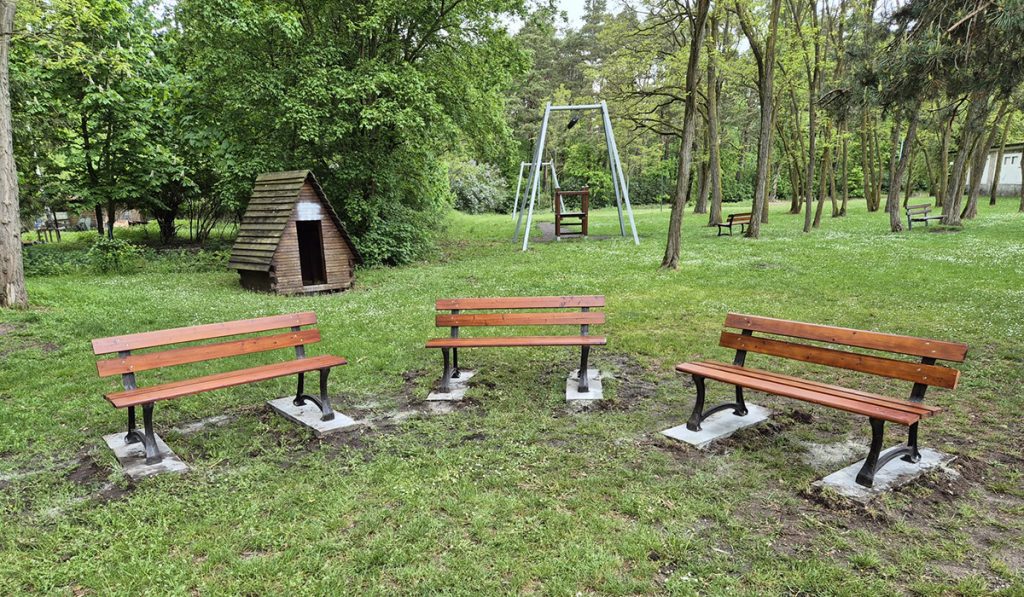 3 neue Bänke am Spielplatz