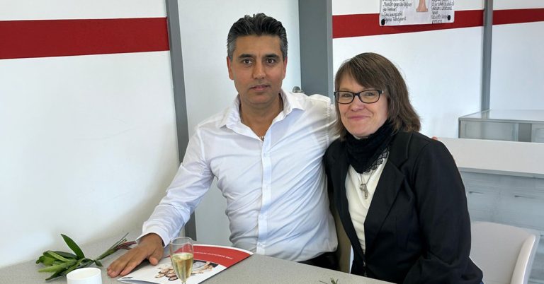 Zwei Mitarbeitende von Solitas Arm in Arm bei der Zeugnisvergabe