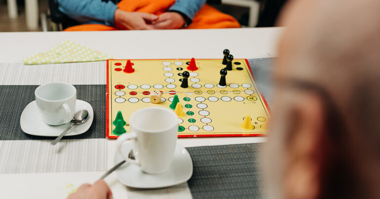 Szene aus der Tagespflege von Solitas: SeniorInnen spielen ein Gesellschaftsspiel