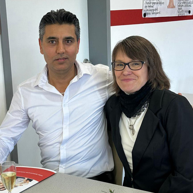 2 Solitas_Mitarbeiter*innen bei der Vergabe der Abschlusszeugnisse