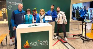Ein Teil des Teams von Solitas am Messestand auf der Familienmesse Dessau