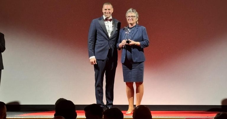 Ines Stoye-Angerstein und ein Vertreter des HIPE Awards nach der Award-Übergabe