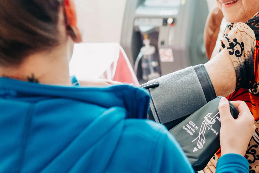 Eine Mitarbeiterin von Solitas bei der häuslichen Pflege einer Klientin